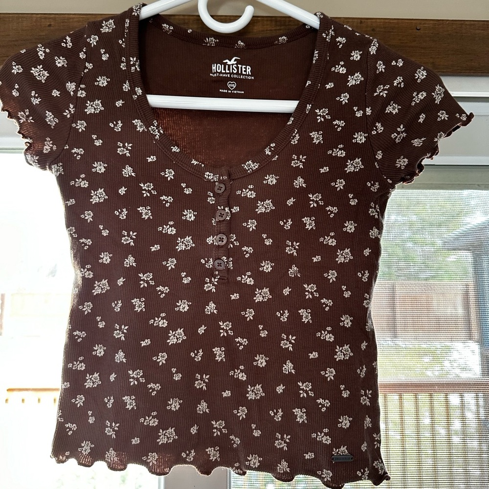 Hollister crop top henley shirt.